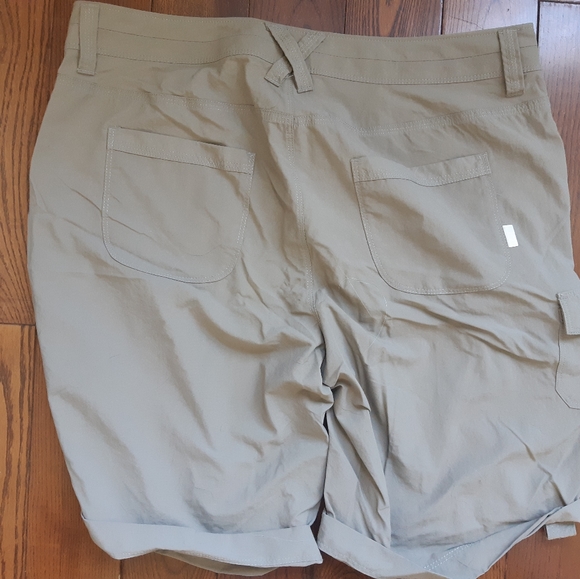 Mountain Hardware hiking shorts - Picture 3 of 4